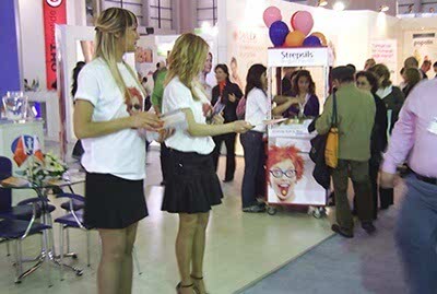 Fuar Organizasyonu karşılama hostesi stand hostesi